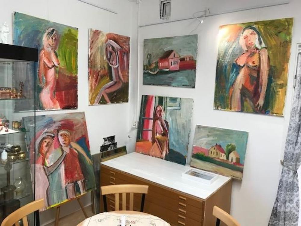 The artist & Pinaulen - Little Gallery and Café Pinaulen