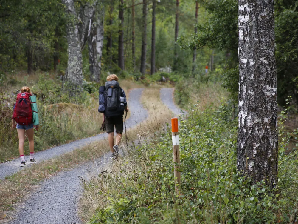 Två personer vandrar Blekingeleden