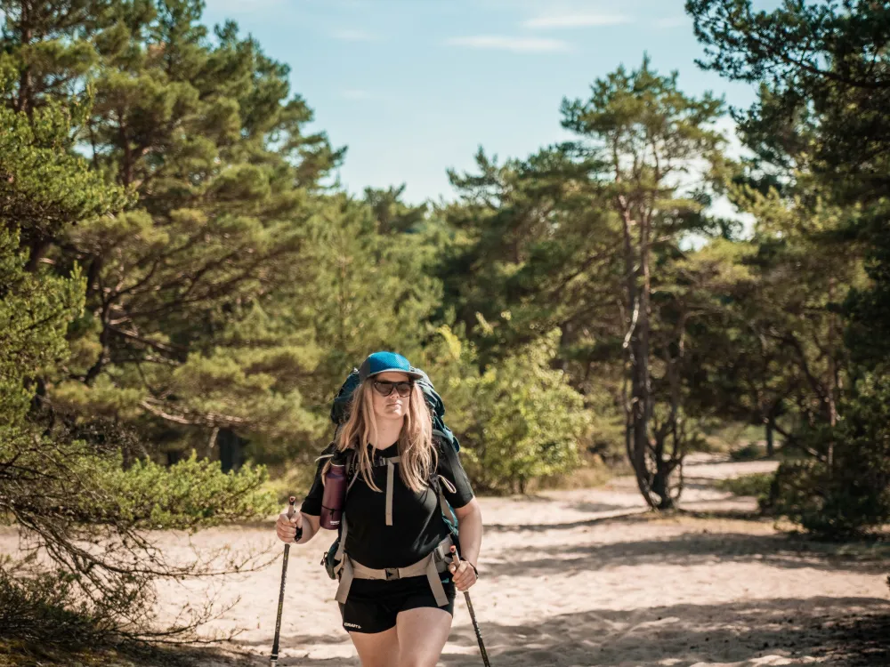 Kvinna vandrar i högasand
