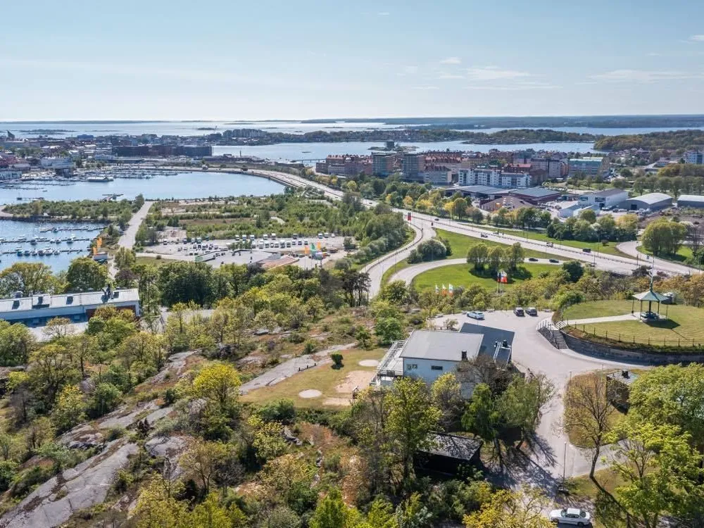 Bistro Utkiken Vy över restaurangen Bistro Utkiken på Bryggarberget i Karlskrona.