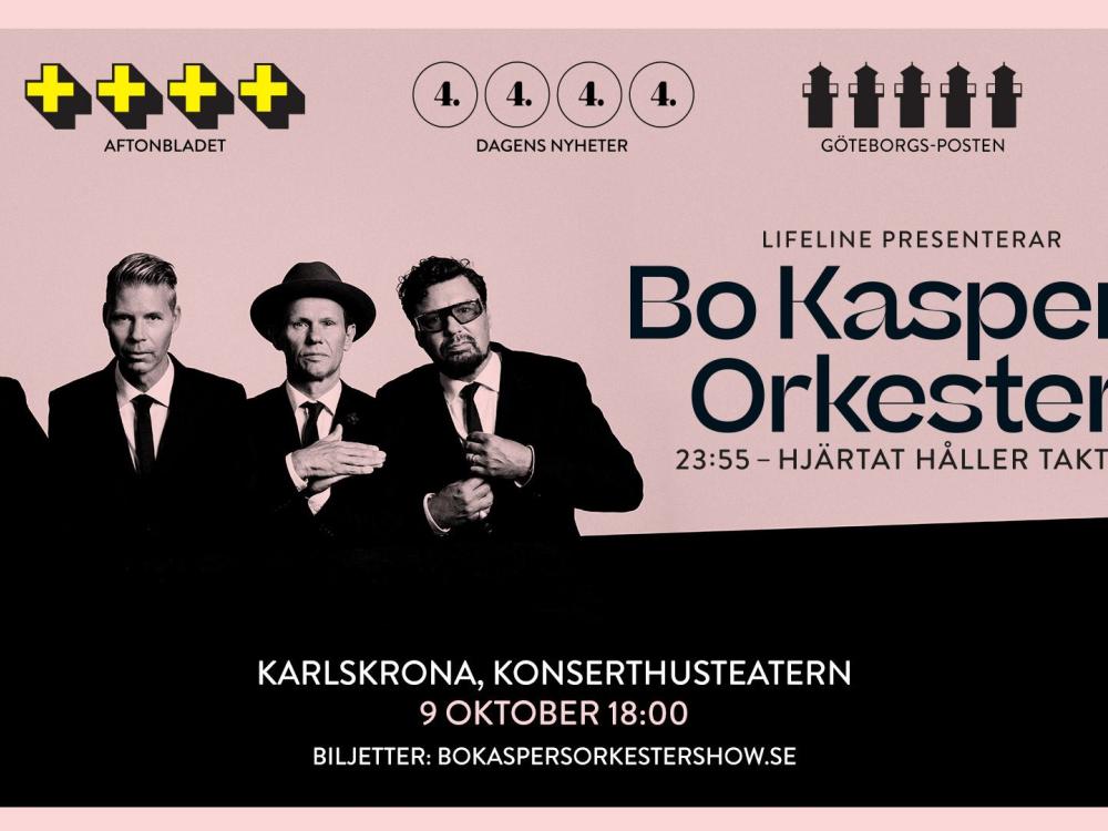 Affisch bild på gruppen Bo Kaspers Orkester, fyra medlemmar i kostym står framför en rosa bakgrund 