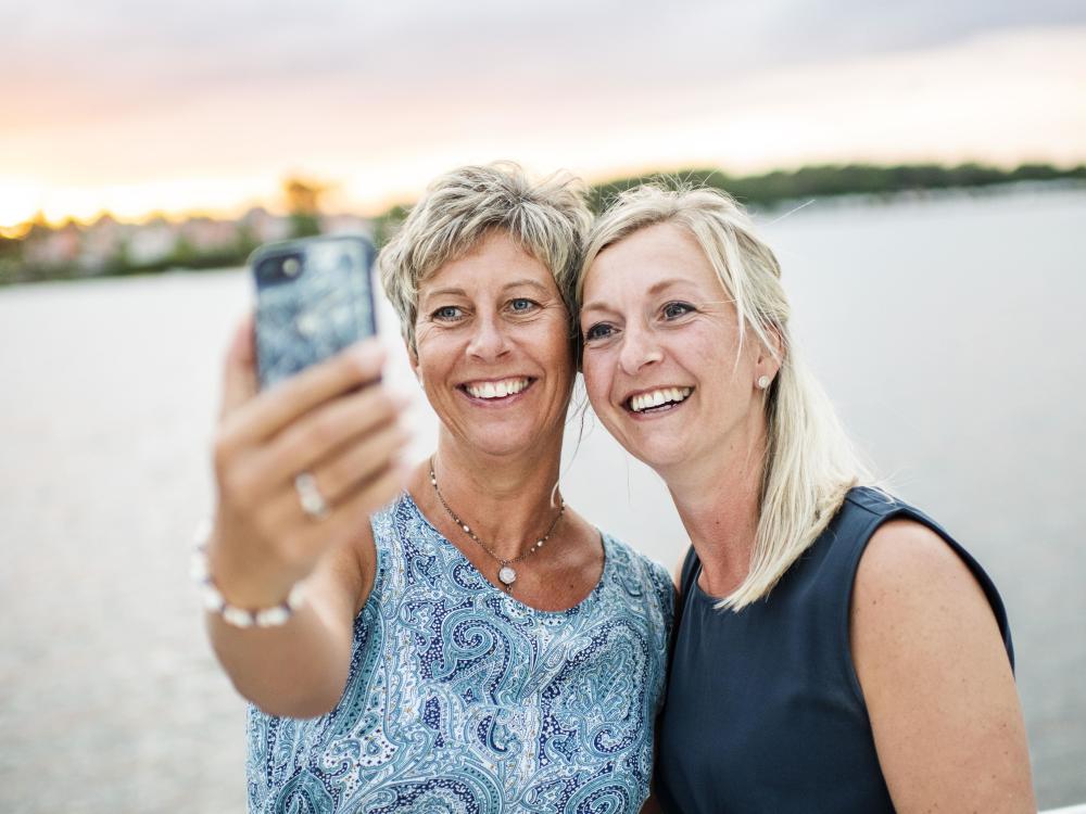 Två kvinnor som tar en selfie