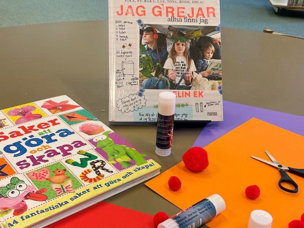 Listen and make crafts at the library in Lyckeby!