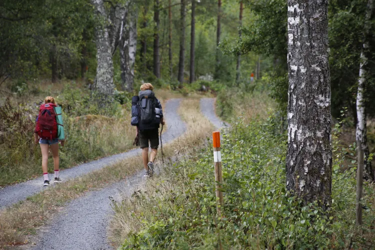 Två personer vandrar Blekingeleden