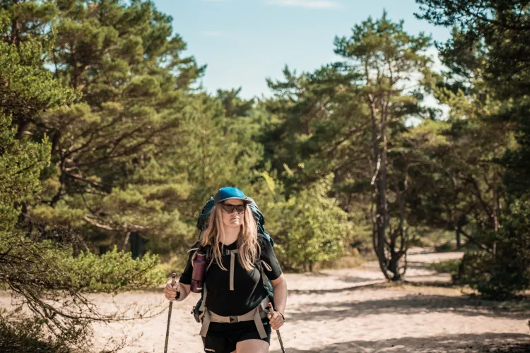 Kvinna vandrar i högasand