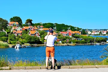 Man som fotograferar Brändaholm