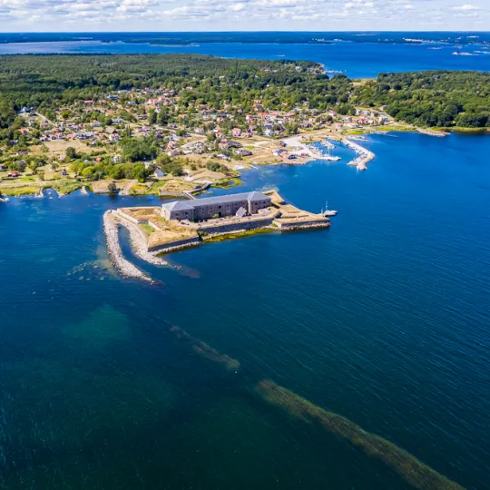 Flygbild över Drottningskärs kastell samt ön Aspö