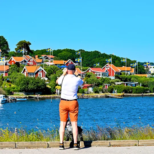 Man som fotograferar Brändaholm
