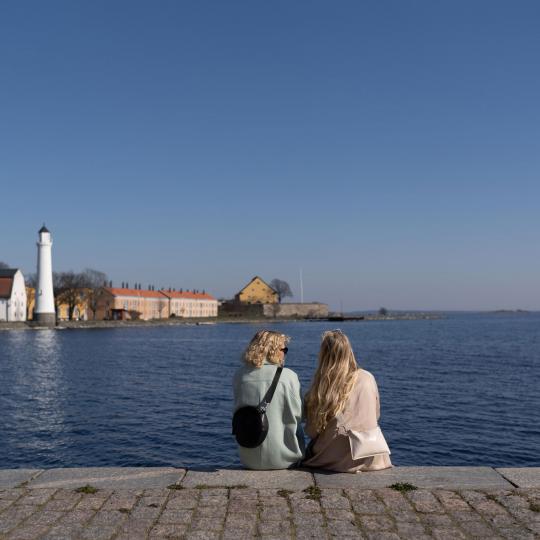 Par sittandes på Kungsbron i Karlskrona